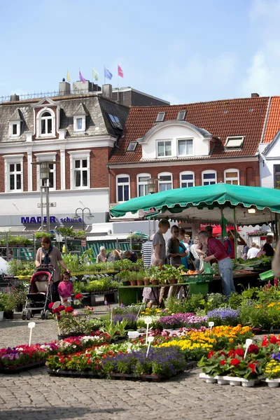 Blumen- und Gemüsemarkt in Husum, Schleswig-Holstein — Stockfoto