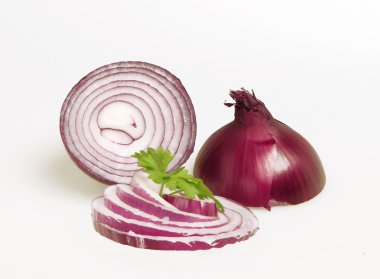 katmanlı ve soyulmuş beyaz zemin üzerine kırmızı soğan