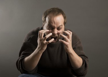 adam screeming sesli agresif yüz ifadesi ile