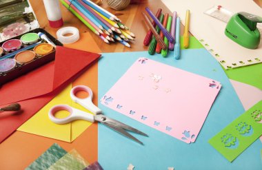 zanaat tablo şablonları ve çeşitli mutfak eşyaları