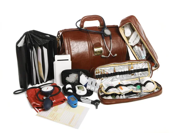 Läkare brun läderväska med stetoskop och andra medicinska equ — Stockfoto