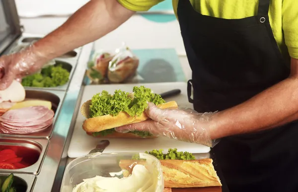 Uno en el bar de sándwiches frescos — Foto de Stock