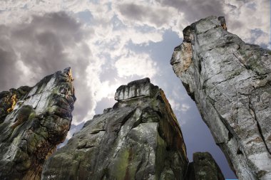 Externsteine. lugar místico, majestuosas rocas