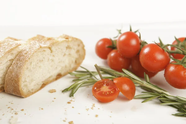 Krajíce chleba s rajčaty a rozmarýnem — Stock fotografie