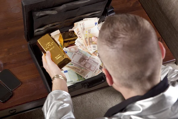 Homme avec valise pleine d'argent et d'or — Photo