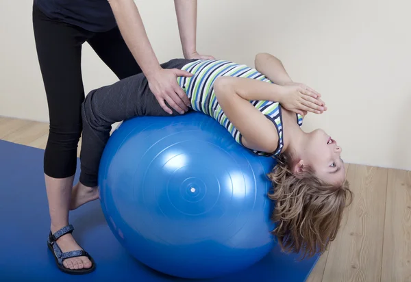 Entrenamiento de espalda con niño —  Fotos de Stock