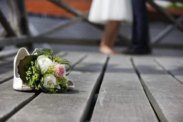 Ramo de novia tirado en el suelo —  Fotos de Stock