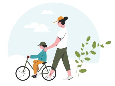 Anne ve bir çocuk bisiklet sürerken parkta yürüyorlar. Çocuklarla temiz havada vakit geçirmek. Sahne ebeveynleri çocukla yürüyor..