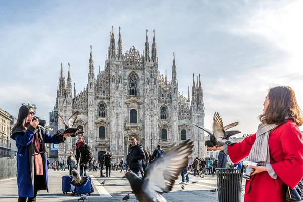 İtalya. Lombardiya. Milan mı? Duomo Katedrali önünde turistler