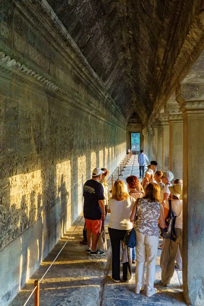 Камбоджа Провінція Сіємреап Група Туристів Відвідує Барельєф Південної Галереї Ангкор — стокове фото