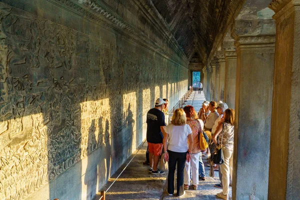 Cambogia Provincia Siem Reap Gruppo Turisti Visita Bassorilievo Della Galleria — Foto Stock