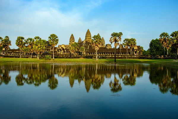 Kamboçya. Siem Reap Eyaleti. Angkor Wat (Tapınak Şehri) ve onun göldeki yansıması. Kamboçya 'daki bir Budist ve tapınak kompleksi ve dünyanın en büyük dini anıtı. Bahçeden bak.