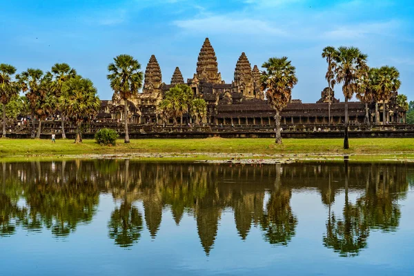 Kamboçya. Siem Reap Eyaleti. Angkor Wat (Tapınak Şehri) ve onun göldeki yansıması. Kamboçya 'daki bir Budist ve tapınak kompleksi ve dünyanın en büyük dini anıtı. Bahçeden bak.