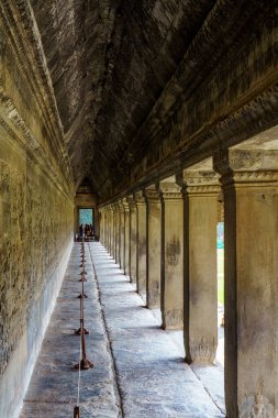 Kamboçya. Siem Reap Eyaleti. Angkor Wat 'ın (Tapınak Şehri) güney galerisinde Kral II. Suryavarman' ın saltanatından (12. yüzyıl) bir dizi tarihi olayın anısına yapılan yardım)