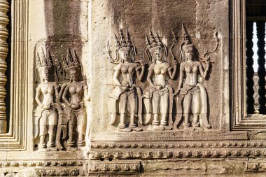 Kamboçya. Siem Reap Eyaleti. Angkor Wat (Tapınak Şehri) 'nde bir Devata heykeli. Kamboçya 'daki bir Budist ve tapınak kompleksi ve dünyanın en büyük dini anıtı.