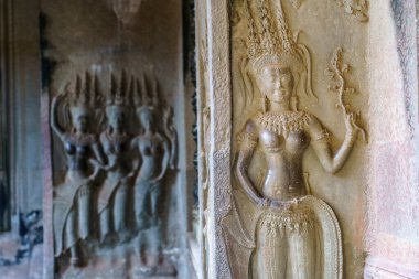 Kamboçya. Siem Reap Eyaleti. Angkor Wat (Tapınak Şehri) 'nde bir Devata heykeli. Kamboçya 'daki bir Budist ve tapınak kompleksi ve dünyanın en büyük dini anıtı.