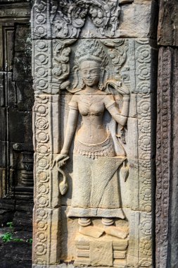 Kamboçya. Siem Reap Eyaleti. Angkor arkeoloji parkı. Banteay Kdei Tapınağı. Devata 'nın kabartması üzerine heykel