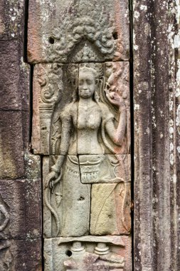 Kamboçya. Siem Reap Eyaleti. Angkor arkeoloji parkı. Banteay Kdei Tapınağı. Devata 'nın kabartması üzerine heykel