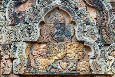 Kamboçya. Siem Reap. Angkor arkeoloji parkı. Banteay Srei Tapınağı. Tapınağın girişinde kabartma manevrası var.