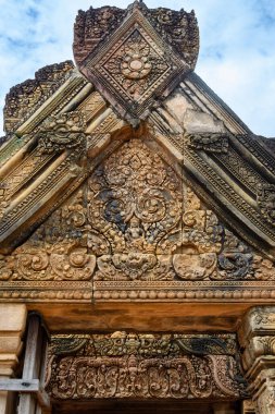 Kamboçya. Siem Reap. Angkor arkeoloji parkı. Banteay Srei Tapınağı. Tapınağın girişinde kabartma manevrası var.