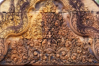 Kamboçya. Siem Reap. Angkor arkeoloji parkı. Banteay Srei Tapınağı. Tapınağın girişinde kabartma manevrası var.