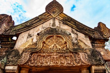 Kamboçya. Siem Reap. Angkor arkeoloji parkı. Banteay Srei Tapınağı. Tapınağın girişinde kabartma manevrası var.