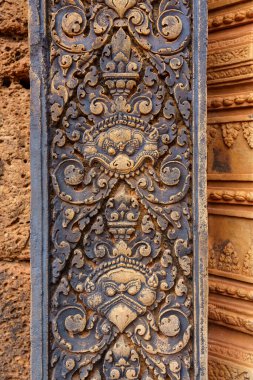 Kamboçya. Siem Reap. Angkor arkeoloji parkı. Banteay Srei tapınağı 10. yüzyıl Hindu tapınağı Shiva 'ya adanmıştır. Mimarinin ayrıntıları