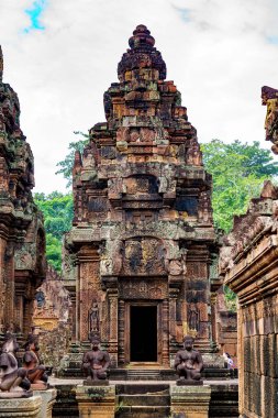 Kamboçya. Siem Reap Eyaleti. Angkor arkeoloji parkı. Banteay Srei. 10. yüzyıl Hindu tapınağı Shiva 'ya adanmıştır.
