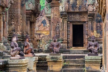 Kamboçya. Siem Reap Eyaleti. Angkor arkeoloji parkı. Banteay Srei. 10. yüzyıl Hindu tapınağı Shiva 'ya adanmıştır.