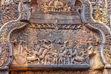 Kamboçya. Siem Reap. Angkor arkeoloji parkı. Banteay Srei Tapınağı. Tapınağın girişinde kabartma manevrası var.