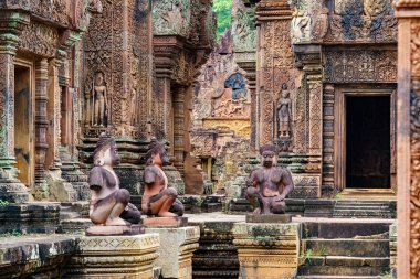 Kamboçya. Siem Reap Eyaleti. Angkor arkeoloji parkı. Banteay Srei. 10. yüzyıl Hindu tapınağı Shiva 'ya adanmıştır.