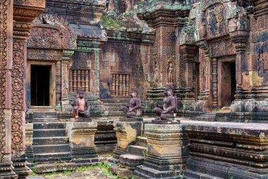 Kamboçya. Siem Reap Eyaleti. Angkor arkeoloji parkı. Banteay Srei. 10. yüzyıl Hindu tapınağı Shiva 'ya adanmıştır.