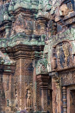 Kamboçya. Siem Reap. Angkor arkeoloji parkı. Banteay Srei tapınağı 10. yüzyıl Hindu tapınağı Shiva 'ya adanmıştır. Mimarinin ayrıntıları
