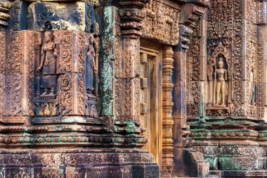 Kamboçya. Siem Reap. Angkor arkeoloji parkı. Banteay Srei tapınağı 10. yüzyıl Hindu tapınağı Shiva 'ya adanmıştır. Mimarinin ayrıntıları