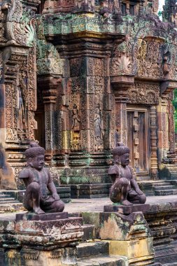 Kamboçya. Siem Reap Eyaleti. Angkor arkeoloji parkı. Banteay Srei. 10. yüzyıl Hindu tapınağı Shiva 'ya adanmıştır.