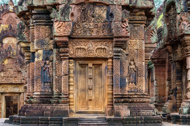 Kamboçya. Siem Reap. Angkor arkeoloji parkı. Banteay Srei tapınağı 10. yüzyıl Hindu tapınağı Shiva 'ya adanmıştır. Mimarinin ayrıntıları