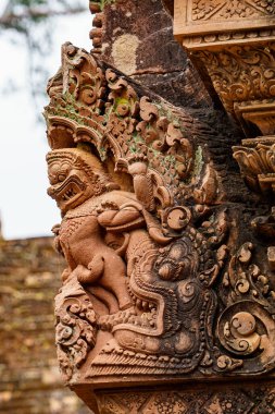 Kamboçya. Siem Reap. Angkor arkeoloji parkı. Banteay Srei tapınağı 10. yüzyıl Hindu tapınağı Shiva 'ya adanmıştır. Mimarinin ayrıntıları
