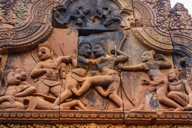 Kamboçya. Siem Reap. Angkor arkeoloji parkı. Banteay Srei Tapınağı. Tapınağın girişinde kabartma manevrası var.