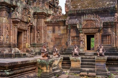 Kamboçya. Siem Reap Eyaleti. Angkor arkeoloji parkı. Banteay Srei. 10. yüzyıl Hindu tapınağı Shiva 'ya adanmıştır.