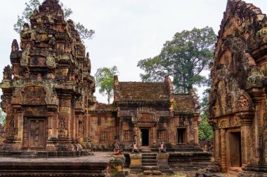 Kamboçya. Siem Reap Eyaleti. Angkor arkeoloji parkı. Banteay Srei. 10. yüzyıl Hindu tapınağı Shiva 'ya adanmıştır.
