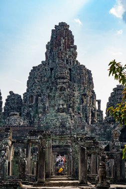 Kamboçya. Siem Reap. Angkor arkeoloji parkı. Bayon Tapınağını ziyaret eden turistler 12. yüzyıl Hindu tapınağını ziyaret ediyorlar.