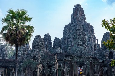 Kamboçya. Siem Reap. Angkor arkeoloji parkı. Bayon Tapınağını ziyaret eden turistler 12. yüzyıl Hindu tapınağını ziyaret ediyorlar.