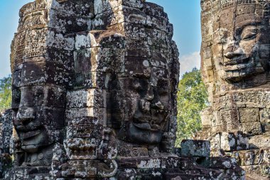 Kamboçya. Siem Reap. Angkor arkeoloji parkı. Bayon Tapınağı 12. yüzyıl Hindu tapınağındaki Buda heykelinin başları.