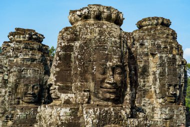 Kamboçya. Siem Reap. Angkor arkeoloji parkı. Bayon Tapınağı 12. yüzyıl Hindu tapınağındaki Buda heykelinin başları.