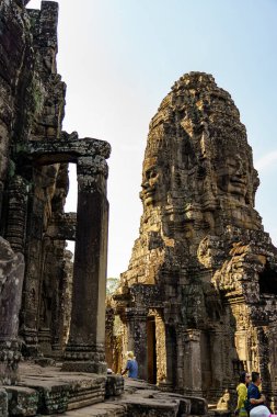 Kamboçya. Siem Reap. Angkor arkeoloji parkı. Bayon Tapınağı 12. yüzyıl Hindu tapınağındaki Buda heykelinin başları.