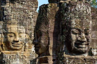 Kamboçya. Siem Reap. Angkor arkeoloji parkı. Bayon Tapınağı 12. yüzyıl Hindu tapınağındaki Buda heykelinin başları.