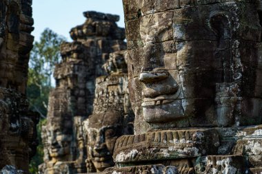 Kamboçya. Siem Reap. Angkor arkeoloji parkı. Bayon Tapınağı 12. yüzyıl Hindu tapınağındaki Buda heykelinin başları.