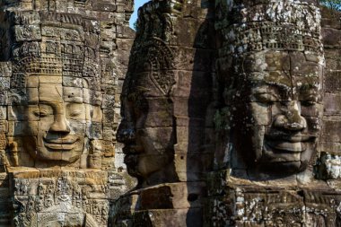 Kamboçya. Siem Reap. Angkor arkeoloji parkı. Bayon Tapınağı 12. yüzyıl Hindu tapınağındaki Buda heykelinin başları.