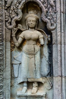 Kamboçya. Siem Reap. Angkor arkeoloji parkı. Preah Khan 12. yüzyıl Hindu tapınağında Devata 'nın kabartma heykeli.