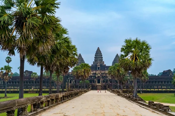 Kamboçya. Siem Reap Eyaleti. Angkor Wat 'ın (Tapınak Şehri) girişi. Kamboçya 'daki bir Budist ve tapınak kompleksi ve dünyanın en büyük dini anıtı.